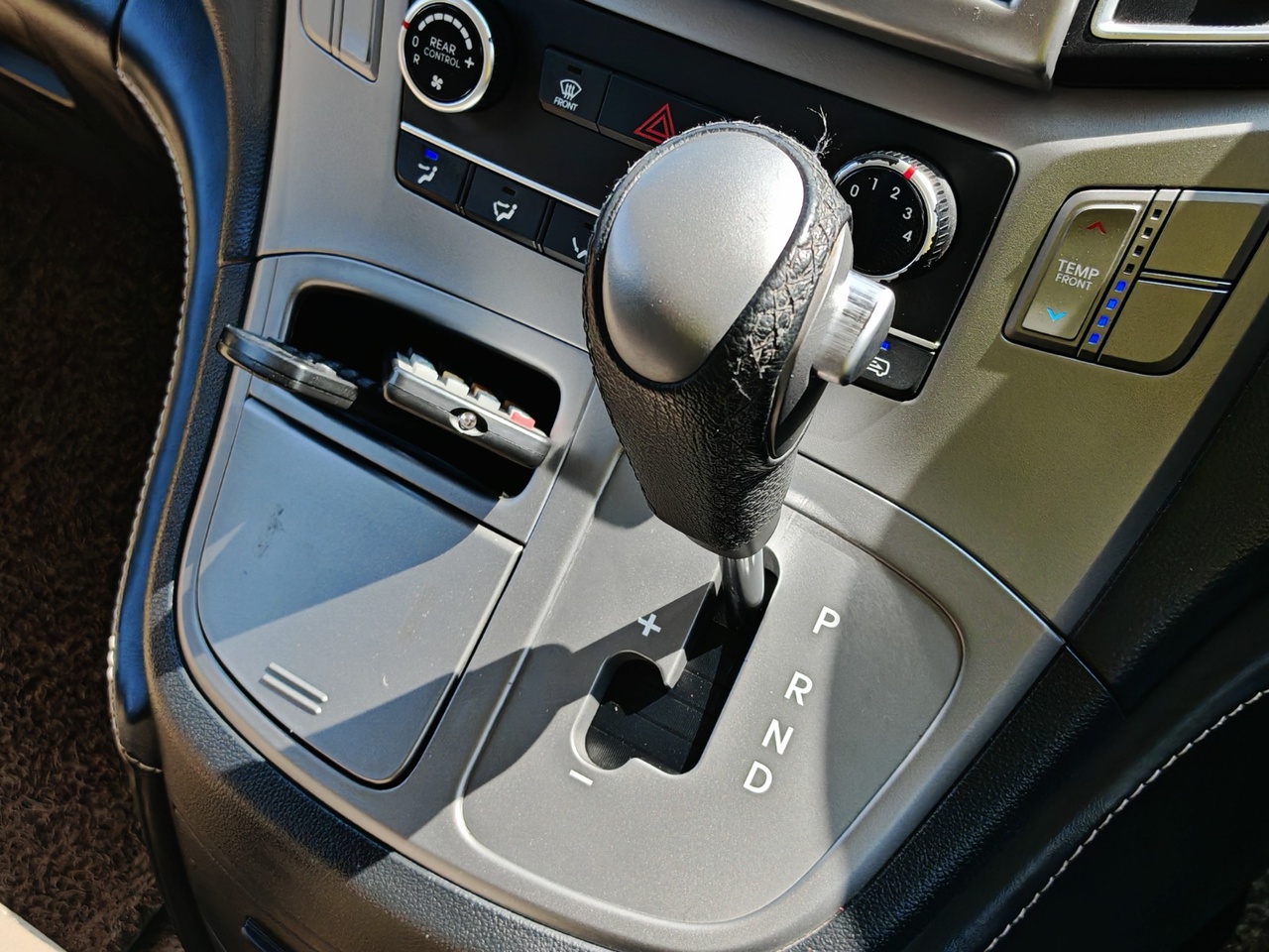 2017 HYUNDAI GRAND STAREX 2.5 (A) ROYALE