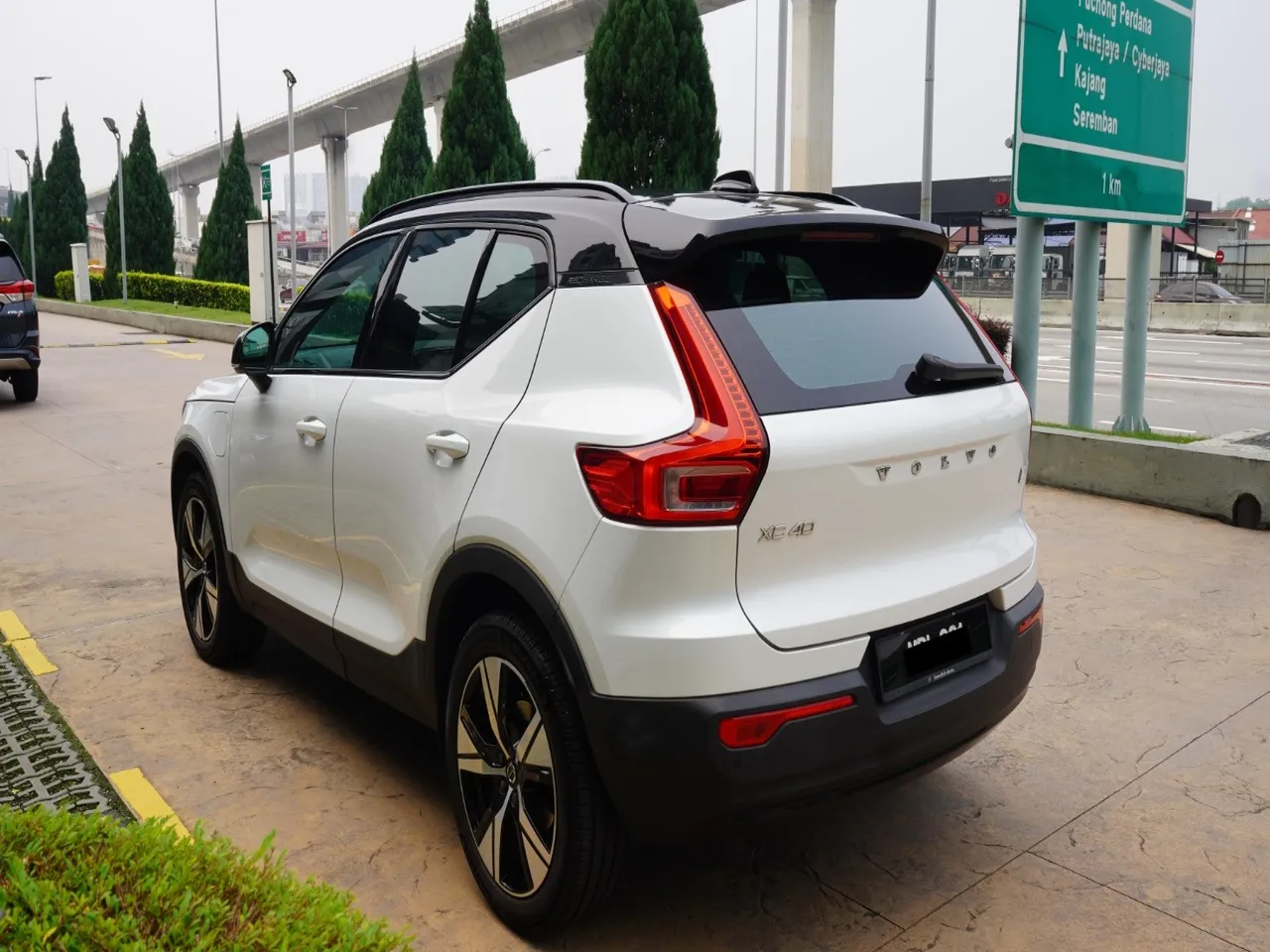 2021 VOLVO XC40 RECHARGE T5 R-DESIGN