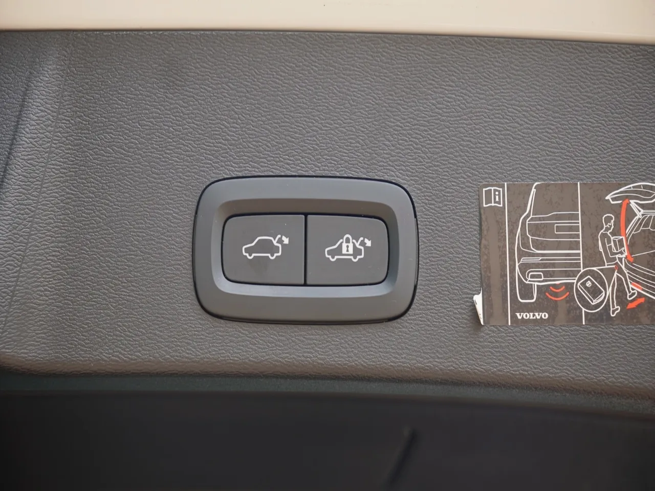 2021 VOLVO XC40 RECHARGE T5 R-DESIGN