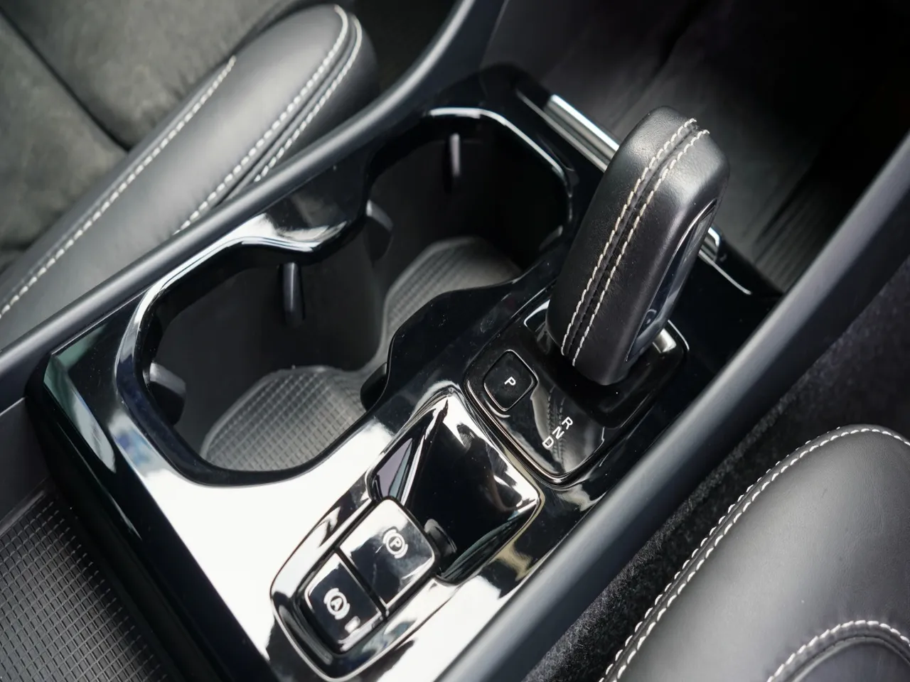 2021 VOLVO XC40 RECHARGE T5 R-DESIGN