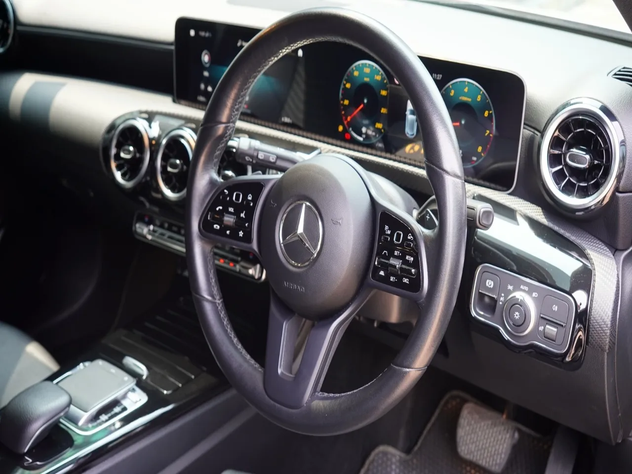 2019 MERCEDES BENZ A180 5BA-177084