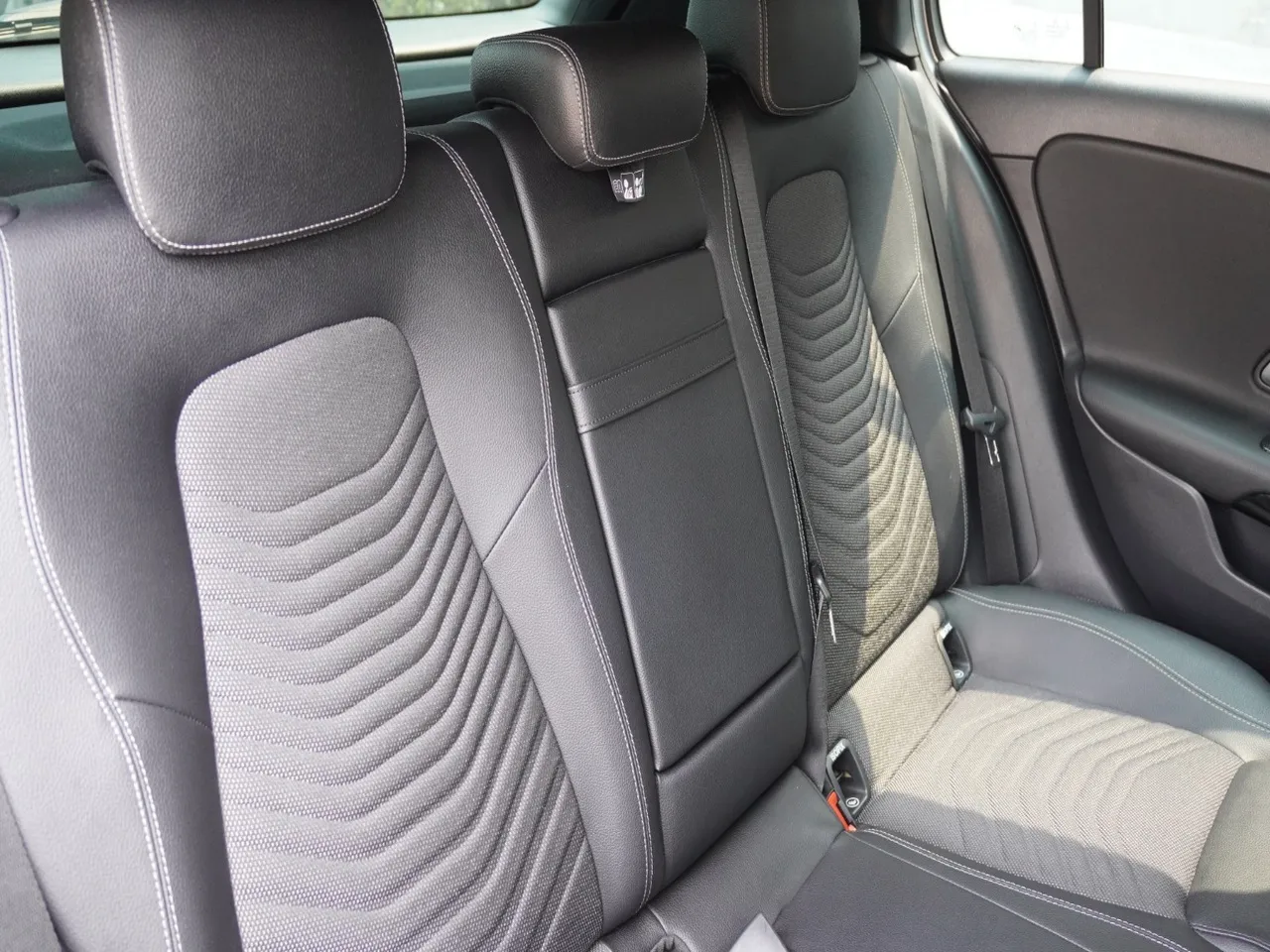 2019 MERCEDES BENZ A180 5BA-177084